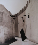 kd6-10-bastakiya-local-lady-in-alleyway-dhs-gelatine-photograph-34x40-cms